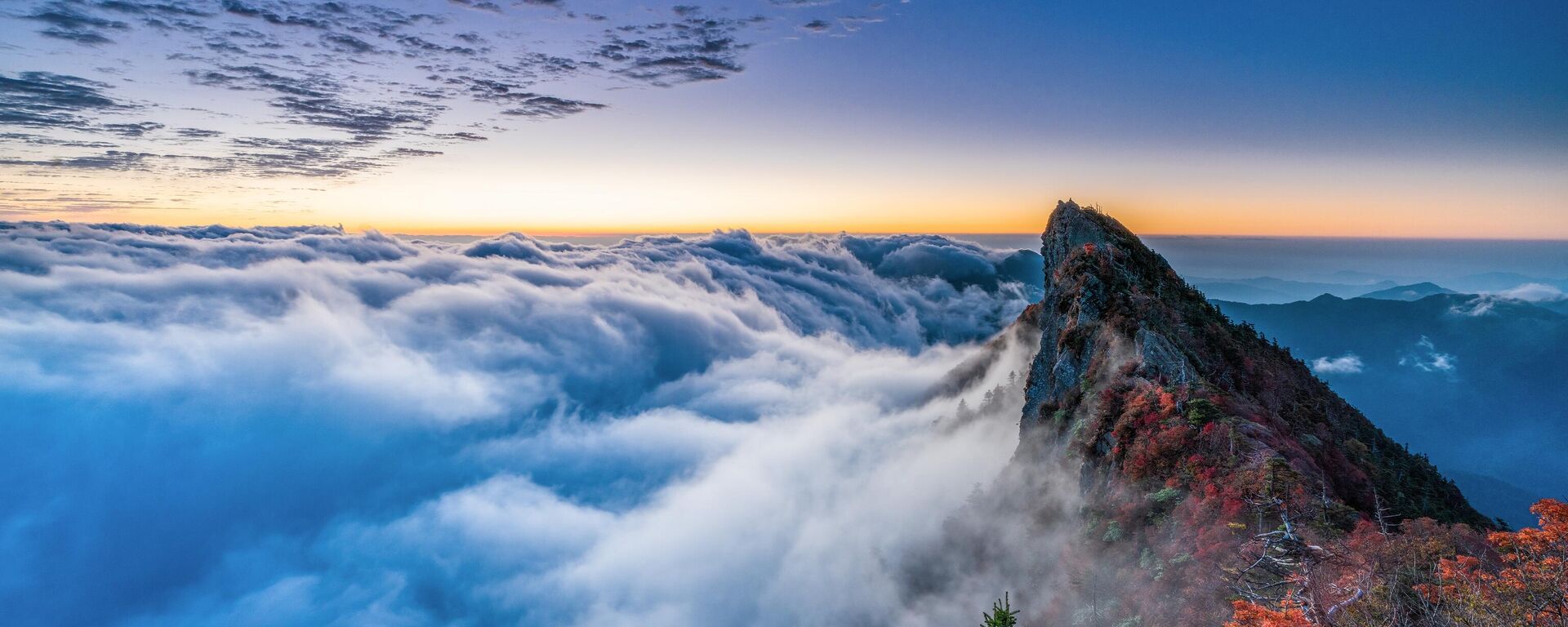 مشهد طبيعي ساحر لجبل في الغيم بأحدى مناطق اليابان  - سبوتنيك عربي, 1920, 08.02.2022
