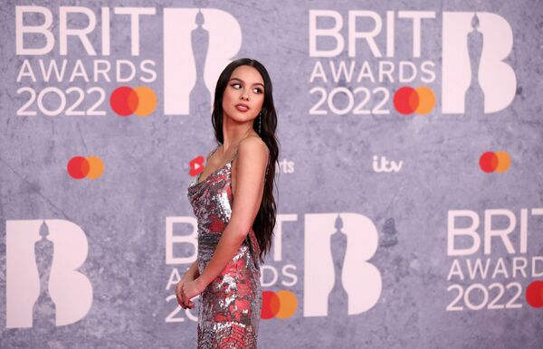 الممثلة أوليفيا رودريغو  تصل حفل توزيع جوائز بريت في O2 أرينا في لندن، بريطانيا 8 فبراير 2022 - سبوتنيك عربي