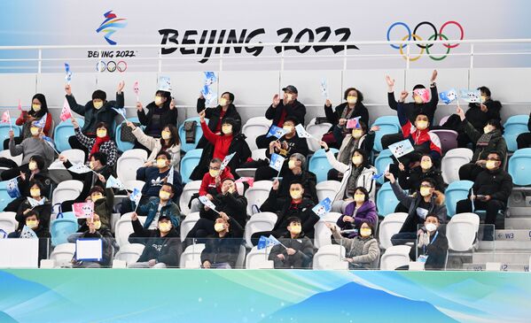 المتفرجون خلال مسابقة التزلج السريع في الألعاب الأولمبية الشتوية الـ24 (بكين 2022) في بكين، 6 فبراير 2022 - سبوتنيك عربي