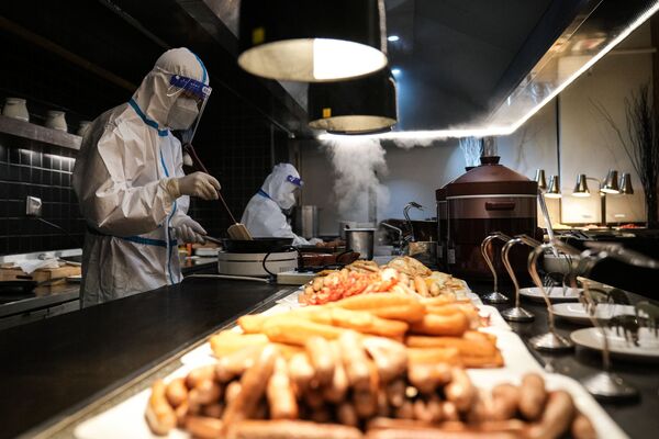 موظفو فندق إكليمنت في تشينغيان يقومون بإعداد الإفطار في بكين 2022، 8 فبراير 2022 - سبوتنيك عربي