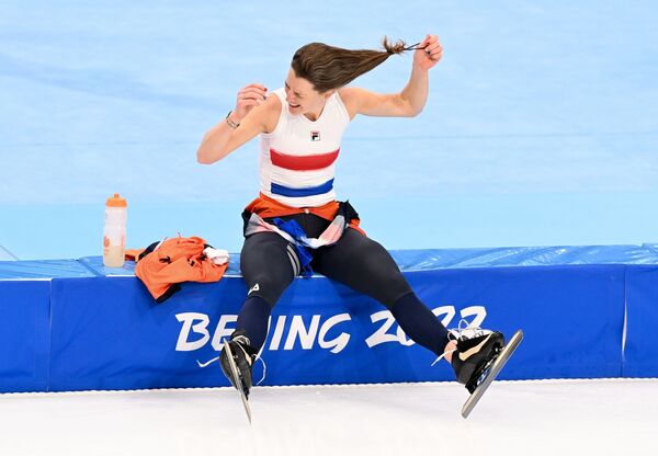 إيرين ووست (هولندا) بعد إنهاء سباق 1500 متر للسيدات في التزلج السريع في الدورة الـ24 للألعاب الأولمبية الشتوية في بكين 2022، خلال حفل توزيع الجوائز. سجلت إيرين فوست رقماً قياسياً أولمبيًا جديدًا - دقيقة واحدة و 53.28 ثانية. - سبوتنيك عربي