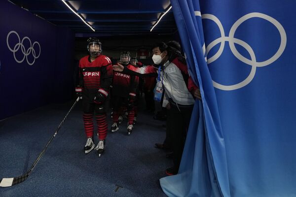 اليابانية هاروكا توكو (14) تنتظر قيادة فريقها على الجليد في مباراة الهوكي للسيدات في الدور التمهيدي ضد جمهورية التشيك في دورة الألعاب الأولمبية الشتوية 2022، بكين 8 فبراير 2022  - سبوتنيك عربي
