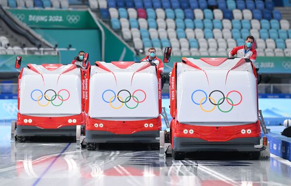 تحضير الجليد في الملعب البيضاوي الوطني للتزلج السريع في دورة الألعاب الأولمبية الشتوية الـ24 في بكين 2022. - سبوتنيك عربي