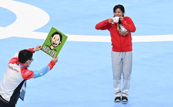 ميهو تاكاجي (اليابان)، الفائزة بالميدالية الفضية في مسابقة التزلج السريع 1500 م للسيدات في الدورة الـ24 للألعاب الأولمبية الشتوية في بكين 2022، خلال حفل توزيع الميداليات، 7 فبراير 2022 - سبوتنيك عربي