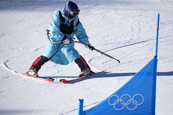 التحضير للمضمار العملاق لمسابقة التزلج على الألواح (السنوبورد) في الدورة الـ24 للألعاب الأولمبية الشتوية بكين 2022، 8 فبراير 2022. - سبوتنيك عربي