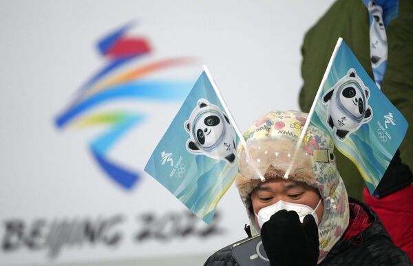 أحد المشجعين خلال مسابقة القفز على الجليد للرجال في الدورة الـ24 للألعاب الأولمبية الشتوية، بكين 2022،6 فبراير 2022 - سبوتنيك عربي