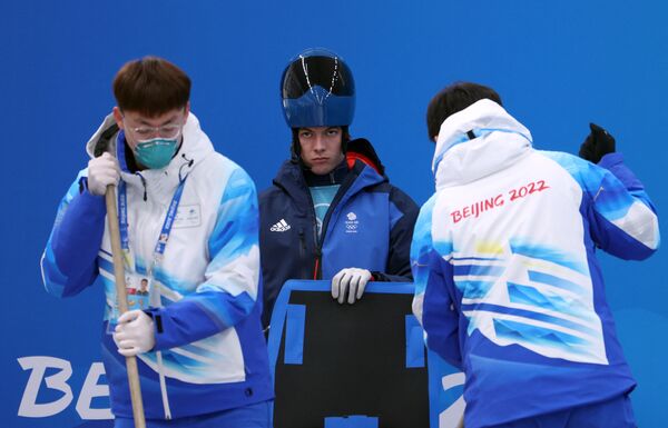 أولمبياد بكين 2022 - التزلج بواسطة زلاجة - التدريب الرسمي للرجال - المركز الوطني للتزلج، بكين، الصين، 8 فبراير 2022. مات ويستون من بريطانيا قبل خوضه السباق. - سبوتنيك عربي