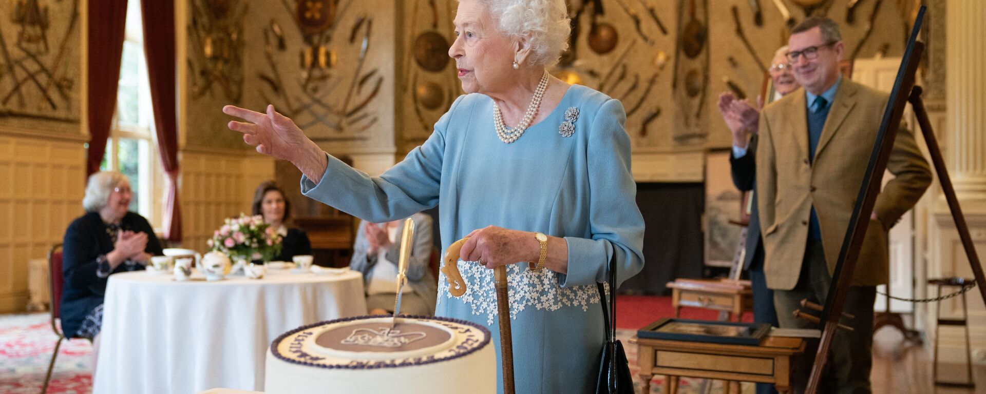 ملكة بريطانيا إليزابيث الثانية تقطع كعكة للاحتفال ببدء اليوبيل البلاتيني خلال حفل استقبال في قاعة الاحتفالات في ساندرينغهام هاوس، مقر إقامة الملكة في نورفولك في 5 فبراير 2022. - سبوتنيك عربي, 1920, 04.06.2022