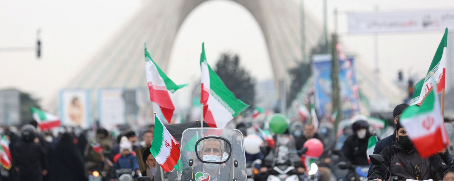 إيرانيون يحتفلون بالذكرى 43 للثورة الإسلامية في طهران، إيران، 11 فبراير 2022. - سبوتنيك عربي, 1920, 16.02.2022