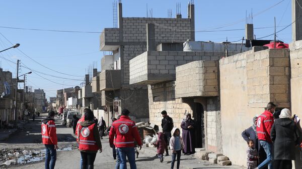  إدخال أولى قوافل المواد الإغاثية الإنسانية إلى سكان حي (غويران) المحاصر منذ شهر كامل، سوريا - سبوتنيك عربي