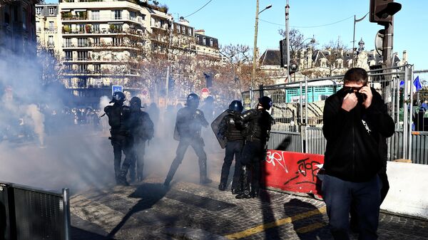 الشرطة الفرنسية تستخدم الغاز المسيل للدموع ضد قافلة الحرية في باريس - سبوتنيك عربي
