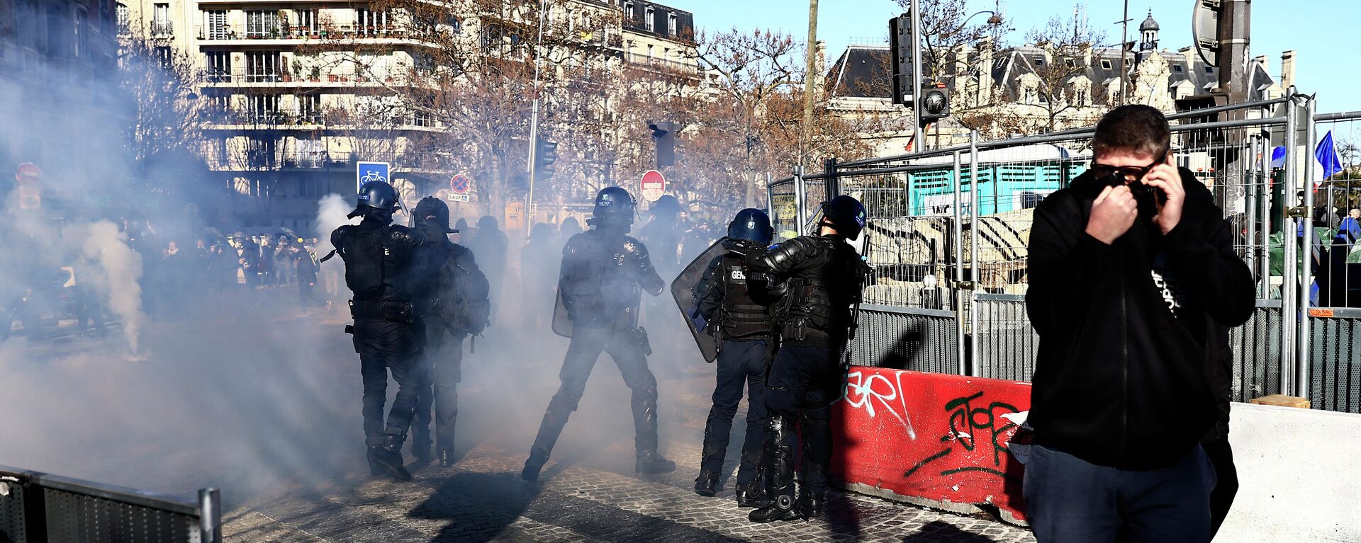 الشرطة الفرنسية تستخدم الغاز المسيل للدموع ضد قافلة الحرية في باريس - سبوتنيك عربي, 1920, 11.03.2023