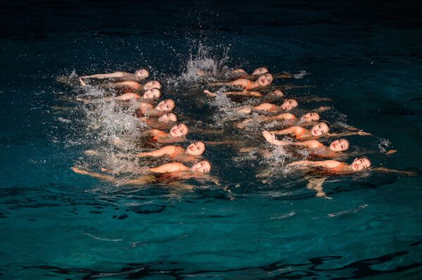 مجموعة من السباحات خلال فقرة السباحة المتزامنة بمناسبة احتفالية يوم &quot;النجم الساطع&quot; بمناسبة الذكرى الـ80 لميلاد الزعيم الكوري الشمالي السابق كيم جونغ إيل في صالة للألعاب الرياضية للسباحة في بيونغ يانغ، كوريا الشمالية،  13 فبراير 2022. - سبوتنيك عربي