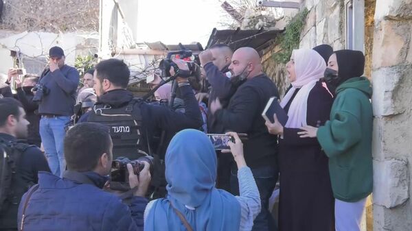 إصابات واعتقالات في مواجهات أهالي حي الشيخ جراح مع قوات إسرائيلية، الضفة الغربية المحتلة، فلسطين - سبوتنيك عربي