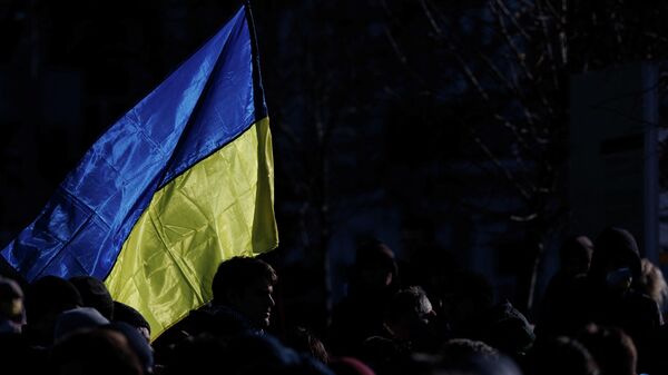 علم أوكرانيا في مظاهرة تطالب بفرض عقوبات مشددة ضد روسيا - سبوتنيك عربي