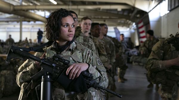 جنود القوات الأمريكية ينتظرون الانتشار في أوروبا، على حدود روسيا و أوكرانيا، ولاية كارولينا، الولايات المتحدة  14 فبراير 2021 - سبوتنيك عربي