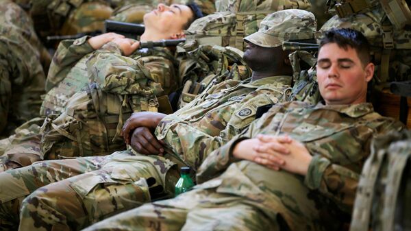 جنود القوات الأمريكية ينتظرون الانتشار في أوروبا، على حدود روسيا و أوكرانيا، ولاية كارولينا، الولايات المتحدة  14 فبراير 2021 - سبوتنيك عربي