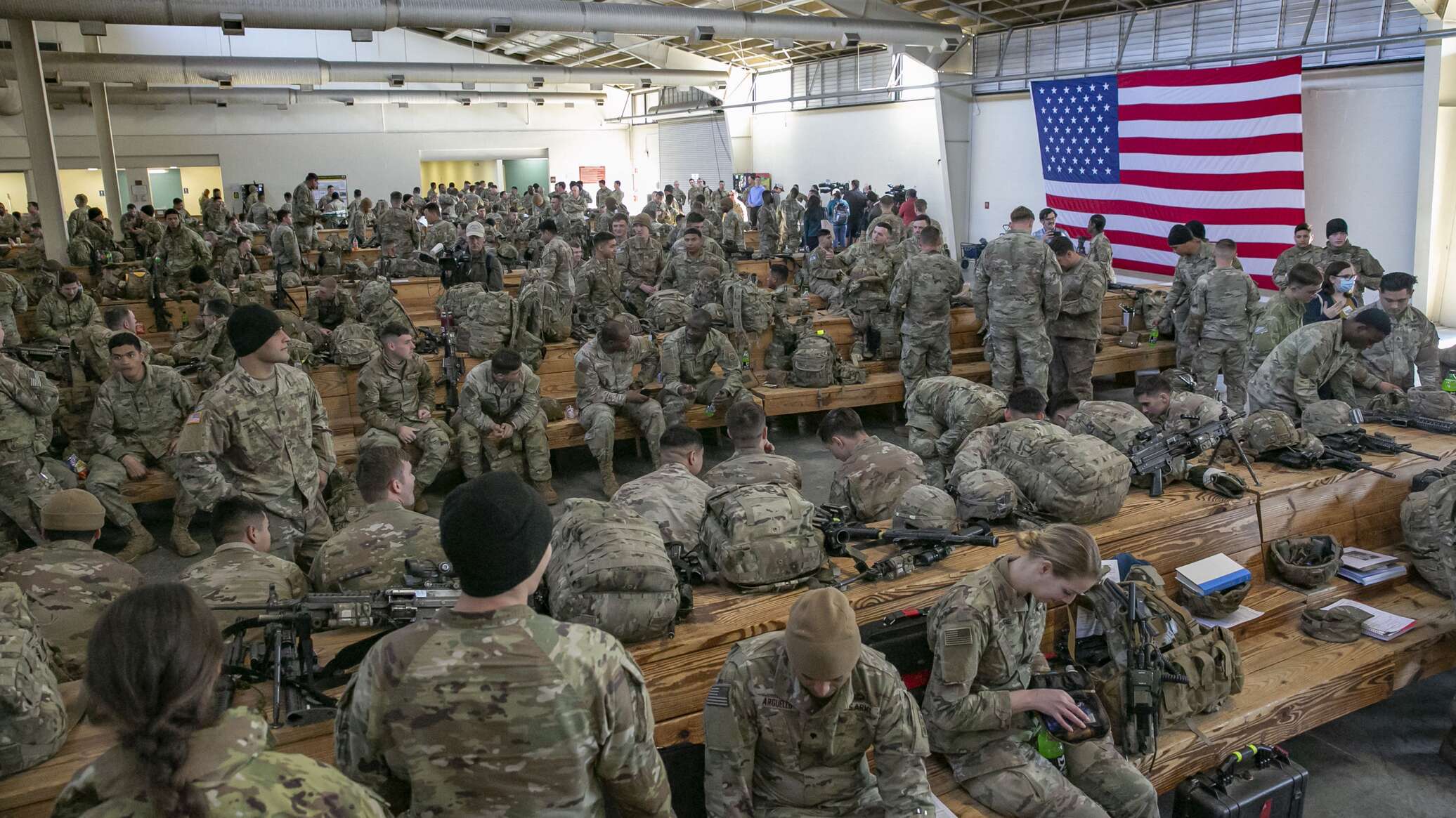 البنتاغون يؤكد نشر نحو 900 جندي أمريكي بالشرق الأوسط