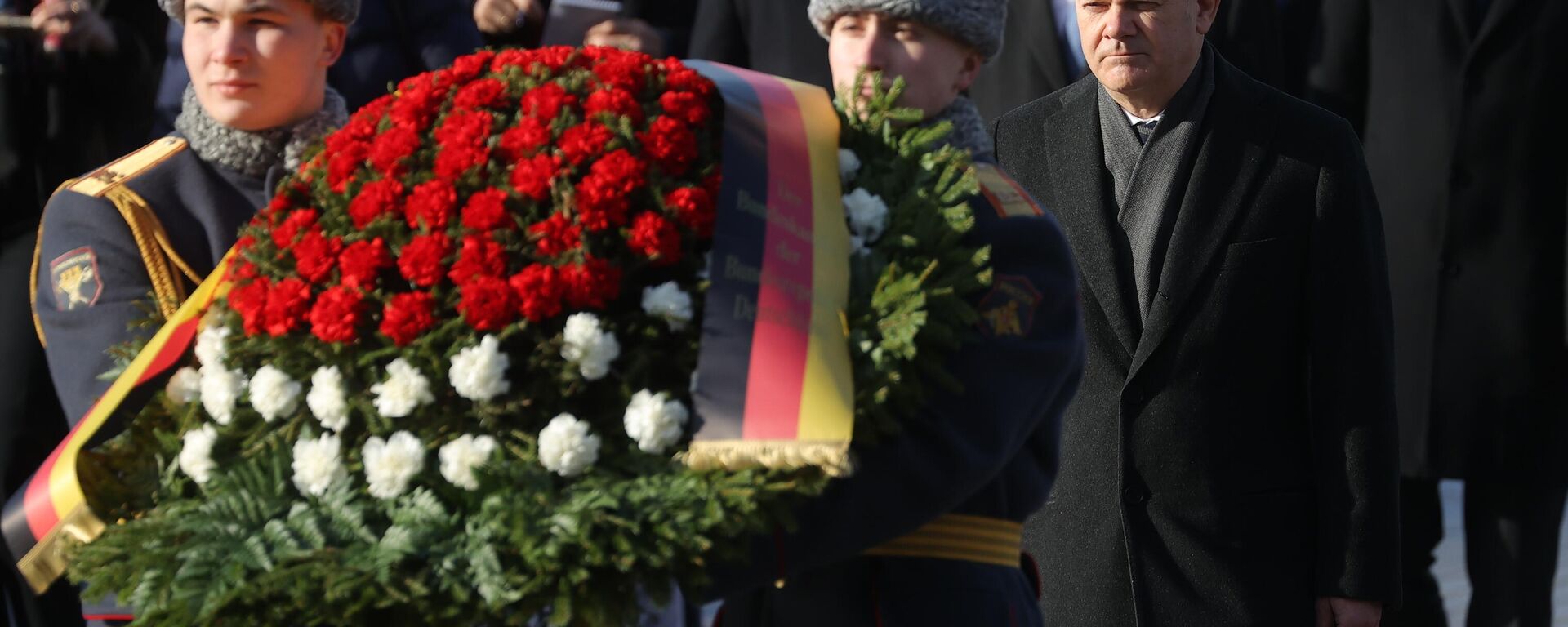 مستشار ألمانيا أولاف شولتز يشارك في مراسم وضع إكليل من الزهور على قبر الجندي المجهول في حديقة ألكسندر في موسكو، روسيا 15 فبراير 2022
 - سبوتنيك عربي, 1920, 22.04.2022
