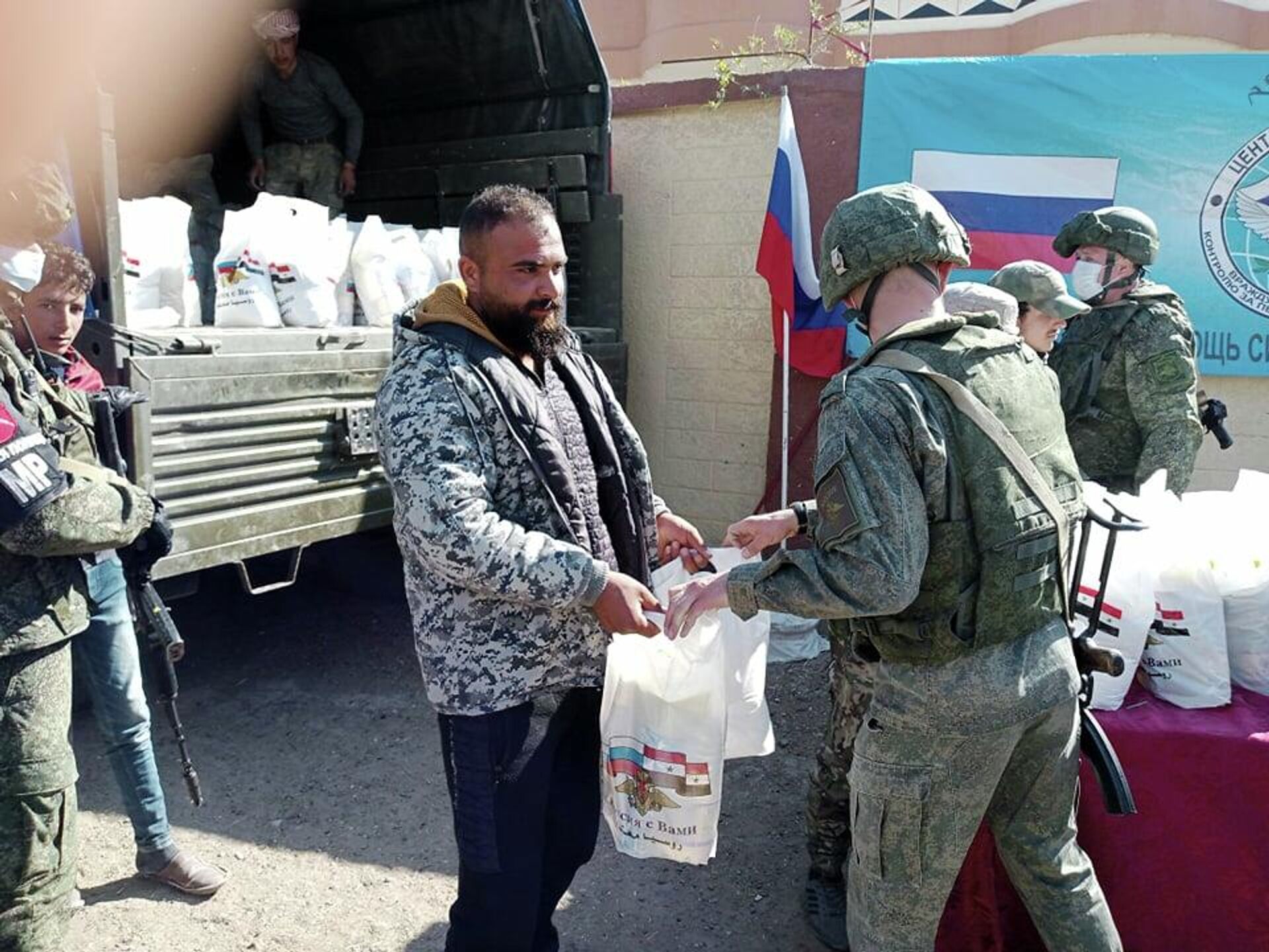 الجيش الروسي يقدم عشرات الأطنان من المساعدات الإنسانية لسكان شرقي سوريا - سبوتنيك عربي, 1920, 15.02.2022