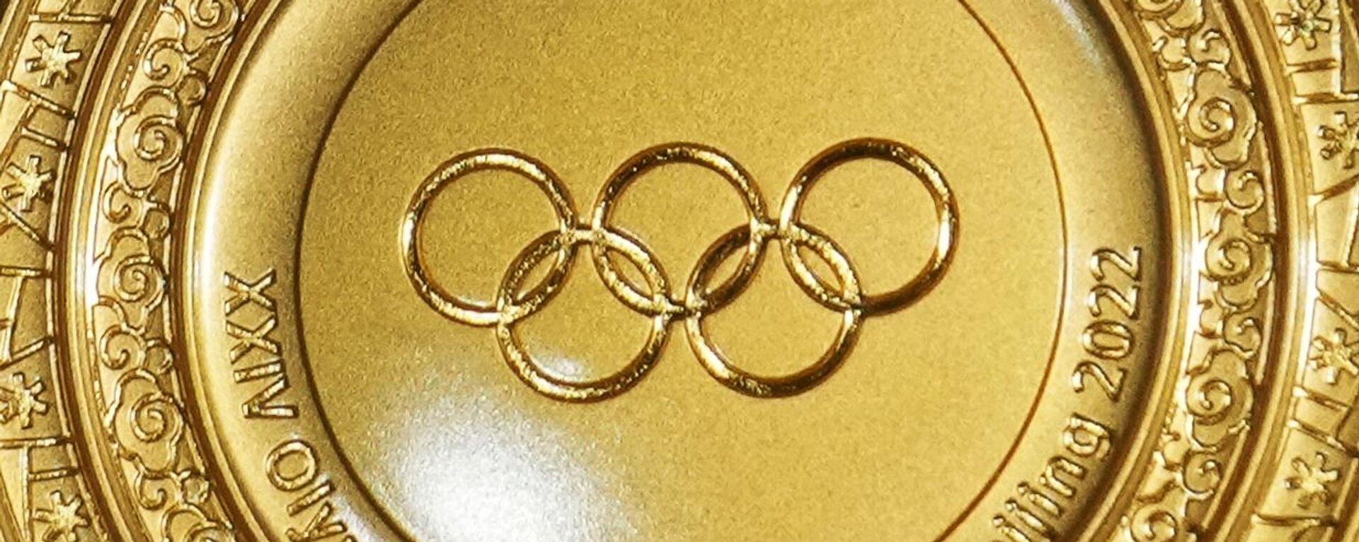 رياضي روسي يحمل ميدالية ذهبية خلال حفل توزيع جوائز المراكز الثلاثة الأولى في سباق التتابعي للرجال 4x10 كم على الثلج، في الدورة الرابعة والعشرين للألعاب الأولمبية الشتوية 2022. - سبوتنيك عربي, 1920, 20.02.2022