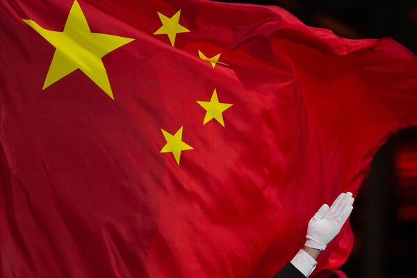 رفع العلم الصيني خلال حفل توزيع الميداليات للتزلج الحر للسيدات في دورة الألعاب الأولمبية الشتوية 2022 في بكين، 8 فبراير 2022. - سبوتنيك عربي