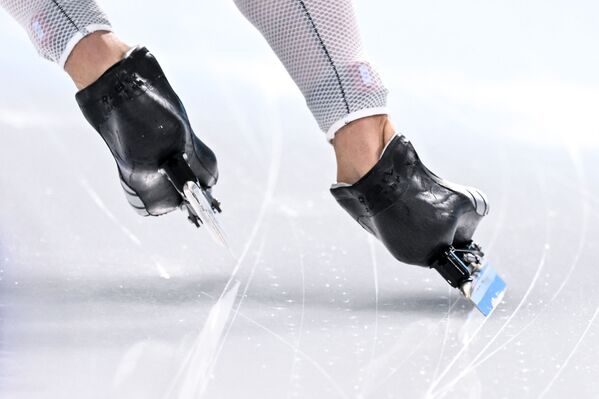 المتزلج الألماني فيليكس ريخنن خلال مسابقة التزلج السريع 5000 متر للرجال في دورة الألعاب الأولمبية الشتوية الرابعة والعشرين في بكين. - سبوتنيك عربي