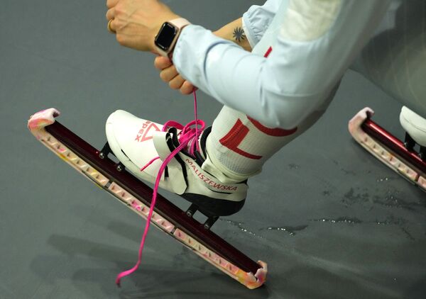 تستعد البولندية، ناتاليا ماليشوسكا، للتدريبات في التزلج السريع على مضمار قصير، بكين، أولمبياد بكين 2022، الصين، 7 فبراير 2022. - سبوتنيك عربي