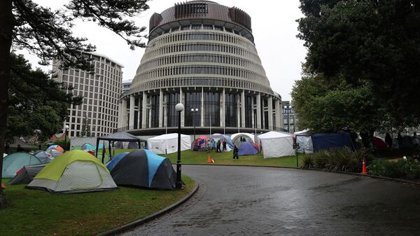 خيام لمحتجين على إلزامية اللقاح يحاصرون البرلمان في نيوزيلندا - سبوتنيك عربي