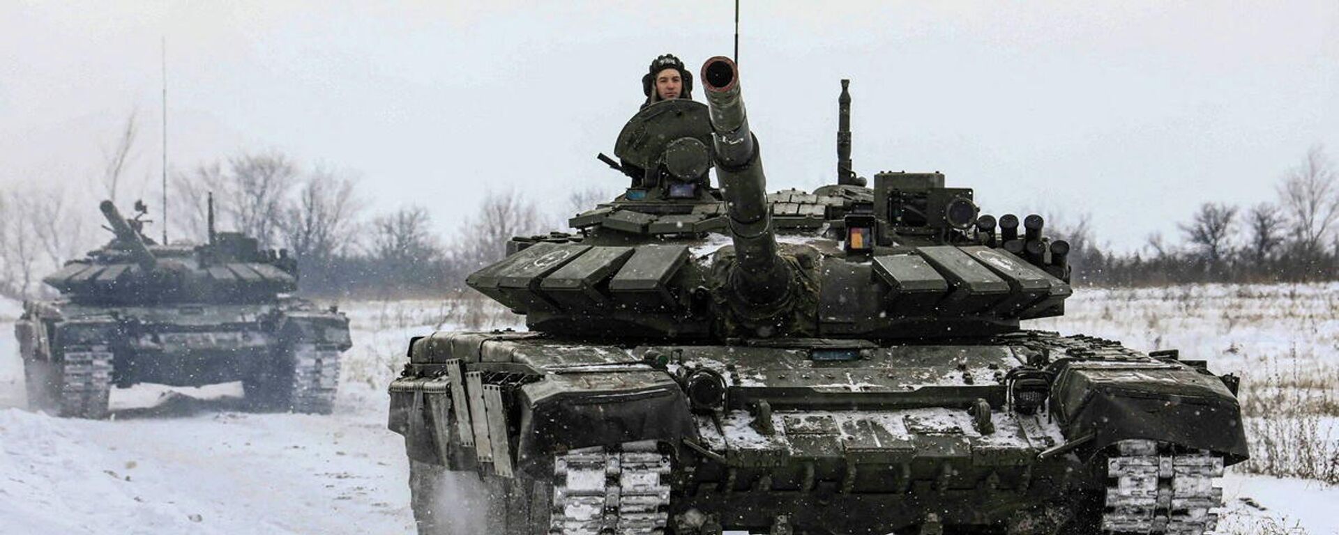 الجنود الروس يقودون الدبابات خلال التدريبات العسكرية في منطقة لينينغراد، روسيا، 14 فبراير 2022. - سبوتنيك عربي, 1920, 24.02.2022