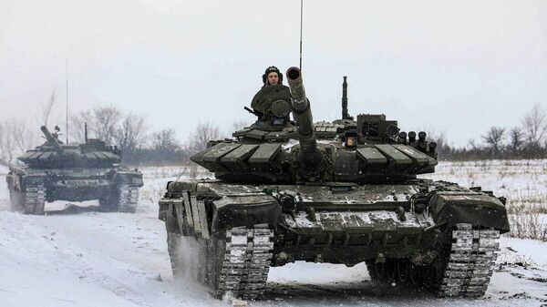 الجنود الروس يقودون الدبابات خلال التدريبات العسكرية في منطقة لينينغراد، روسيا، 14 فبراير 2022. - سبوتنيك عربي