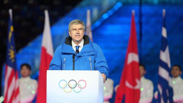 رئيس اللجنة الأولمبية الدولية توماس باخ خلال الحفل الختامي لدورة الألعاب الأولمبية الشتوية الـ24 في بكين - سبوتنيك عربي
