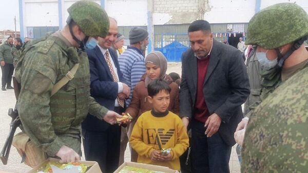 مركز المصالحة الروسية يوزيع هدايا للأطفال في الريف الشمالي لمحافظة درعا - سبوتنيك عربي