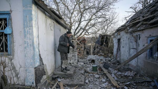 تضرر منازل جراء القصف الأخير في جمهورية دونيتسك المعلنة من طرف واحد 20 فبراير 2022 - سبوتنيك عربي