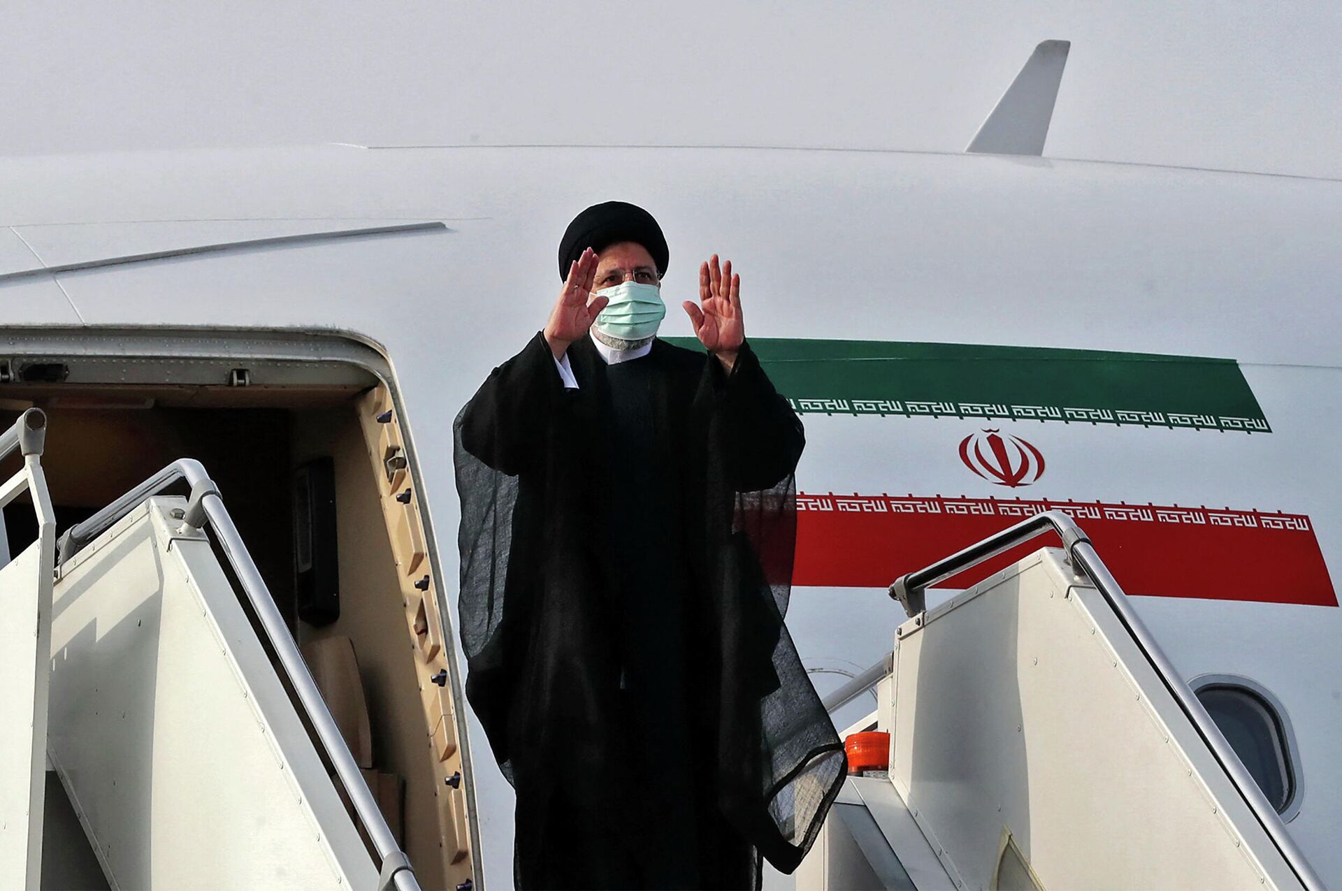 الرئيس الإيراني، إبراهيم رئيسي، مغادرا مطار مهر آباد، متجها إلى مطار الدوحة الدولي، 21 فبراير/ شباط 2022 - سبوتنيك عربي, 1920, 21.02.2022