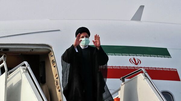 الرئيس الإيراني، إبراهيم رئيسي، مغادرا مطار مهر آباد، متجها إلى مطار الدوحة الدولي، 21 فبراير/ شباط 2022 - سبوتنيك عربي