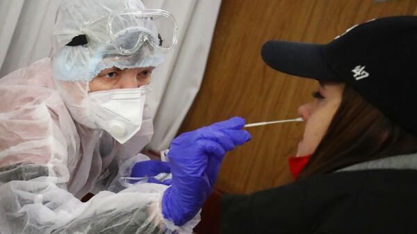 امرأة من إقليم دونباس تخضع لفحص فيروس كورونا في فندق أختوبا في مدينة فولجسكي، روسيا 20 فبراير 2022 - سبوتنيك عربي