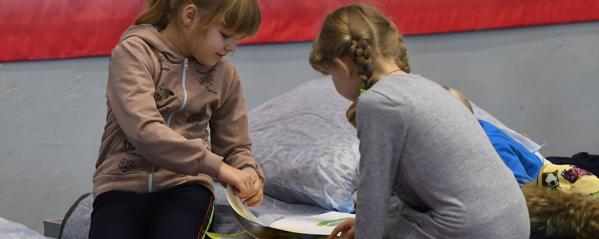 أطفال يقرؤون في مخيم مؤقت للاجئين من إقليم دونباس رقم13 في تاغانروغ منطقة روستوف، روسيا 21 فبراير 2022 - سبوتنيك عربي, 1920, 16.07.2022