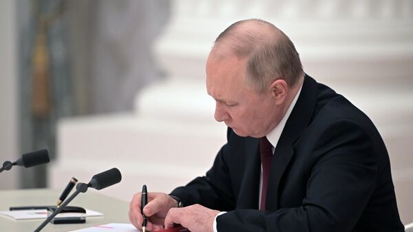 الرئيس الروسي فلاديمير بوتين خلال التوقيع على مراسيم الاعتراف بجمهوريتي لوغانسك ودونيتسك من قبل روسيا 21 فبراير 2022
 - سبوتنيك عربي