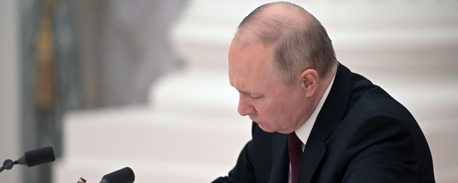 الرئيس الروسي فلاديمير بوتين خلال التوقيع على مراسيم الاعتراف بجمهوريتي لوغانسك ودونيتسك من قبل روسيا 21 فبراير 2022
 - سبوتنيك عربي, 1920, 24.02.2022