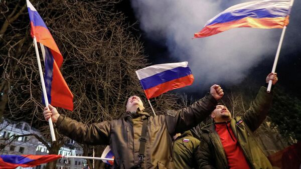 احتفالات في أحد شوارع مدينة دونيتسك بقرار بوتين الاعتراف بجمهوريتي لوغانسك ودونيتسك - سبوتنيك عربي