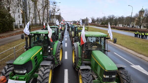 أغلق الآلاف من المزارعين البولنديين وسط العاصمة وارسو، احتجاجا على ارتفاع أسعار الأسمدة والوقود وبشكل عام ضد الوضع في الزراعة، وارسو، بولندا 23 فبراير 2022 - سبوتنيك عربي