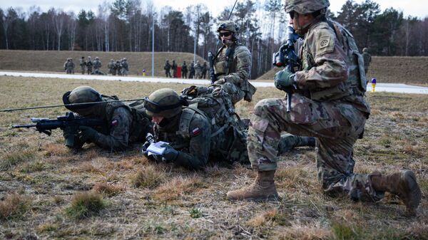 جنود من الفرقة 82 المحمولة جواً الأمريكية يتدربون مع لواء الفرقة المسلحة بالبندقية رقم 21 البولندي، نوا ديبا، بولندا، حدود روسيا 23 فبراير 2022 - سبوتنيك عربي