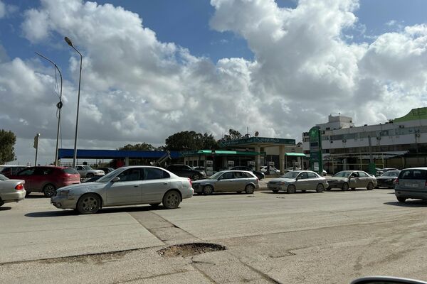 طابور طويل من السيارات أمام محطة وقود في بنغازي - سبوتنيك عربي