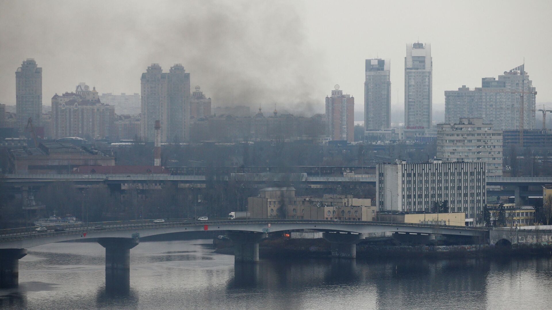 مدينة كييف على خلفية تصاعد الأدخنة، أوكرانيا 24 فبراير 2022 - سبوتنيك عربي, 1920, 24.02.2022