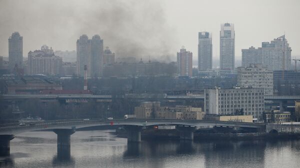 مدينة كييف على خلفية تصاعد الأدخنة، أوكرانيا 24 فبراير 2022 - سبوتنيك عربي