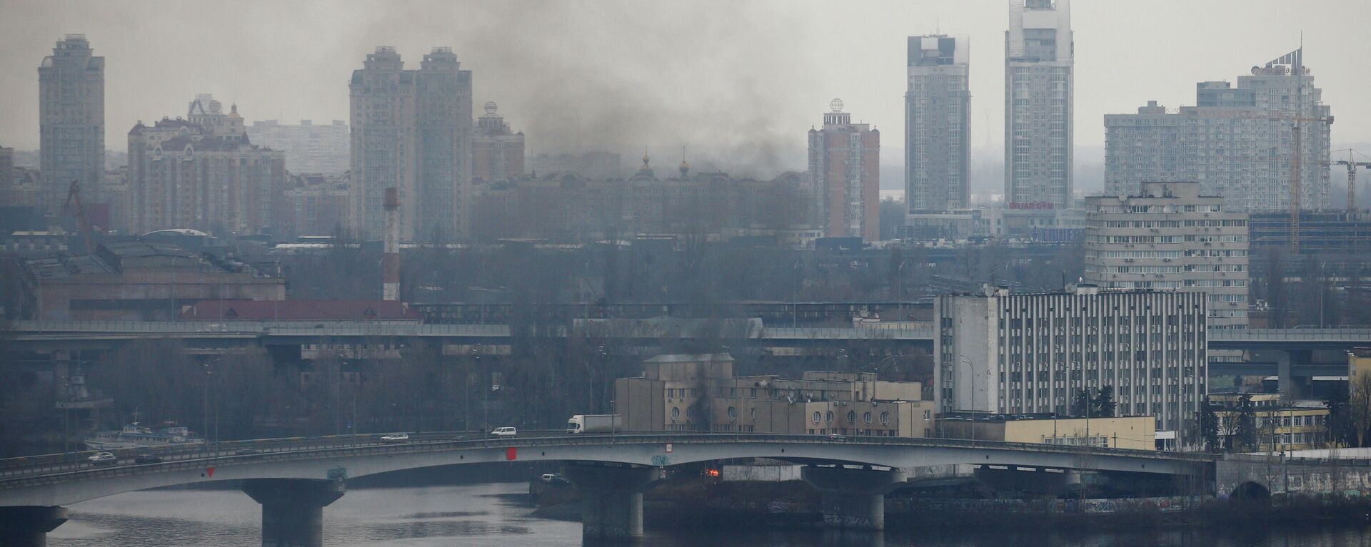 مدينة كييف على خلفية تصاعد الأدخنة، أوكرانيا 24 فبراير 2022 - سبوتنيك عربي, 1920, 27.02.2022