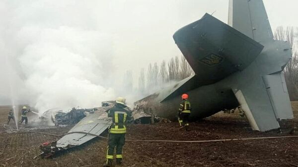 يعمل عمال الإنقاذ في موقع تحطم طائرة أنتونوف التابعة للقوات المسلحة الأوكرانية، والتي، وفقًا لخدمة الطوارئ الحكومية، تم إسقاطها في منطقة كييف، أوكرانيا، في 24 فبراير 2022. - سبوتنيك عربي