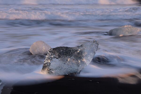 كتل الجليد التي قطعت بحيرة جوكولسارلون الجليدية على شاطئ دايموند خلال فصل الشتاء في الساحل الجنوبي لأيسلندا، 17 فبراير 2022. - سبوتنيك عربي