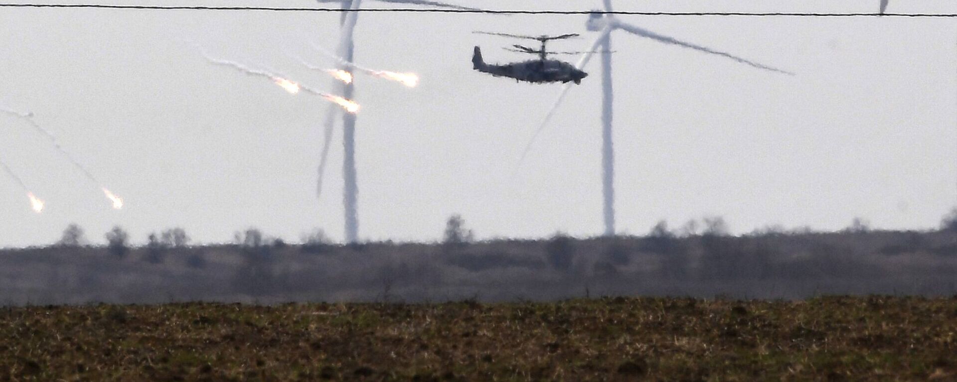 مروحيات هجومية من طراز مي-24 تابعة للقوات الجوية الروسية تحلق في سماء أرمينيا 28 فبراير 2022 - سبوتنيك عربي, 1920, 11.04.2022